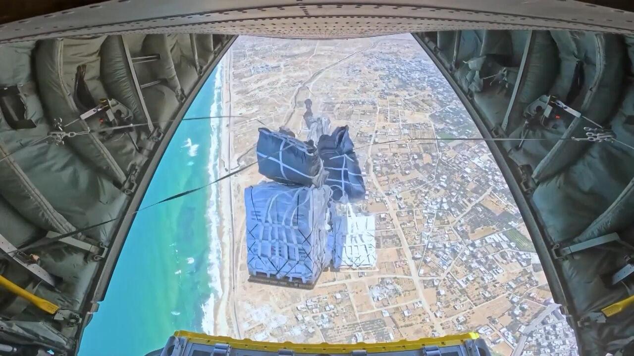 الإمارات والأردن يقودان الإنزال الجوي الـ59 للمساعدات على غزة بمشاركة 4 دول أوروبية
