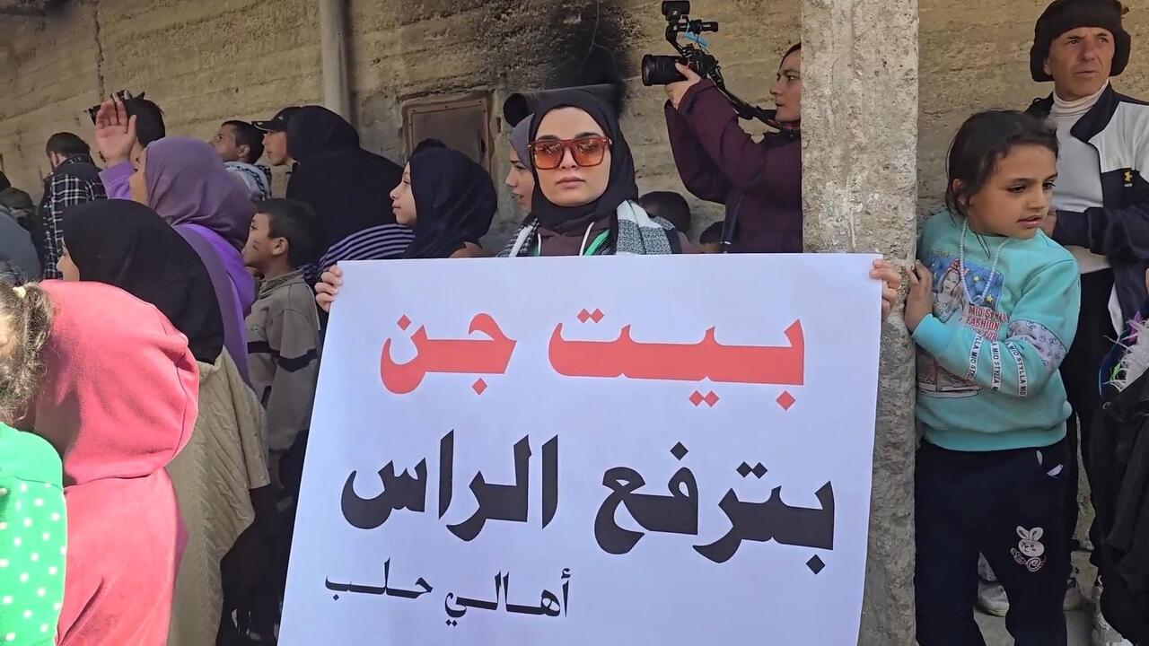 سوريون ينظمون مسيرة في بيت جن تضامناً مع أهالي البلدة بعد التوغل الإسرائيلي