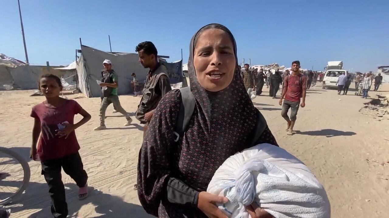  فرحة أم فلسطينية في غزة بحصولها على طحين لتُطعم به أطفالها