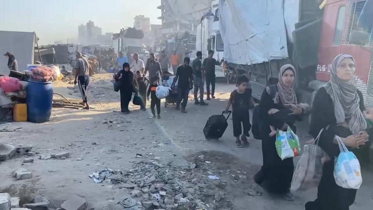 أهالي غزة ينزحون نحو المواصي عبر شارع الرشيد مع توسع العمليات البرية للجيش الإسرائيلي