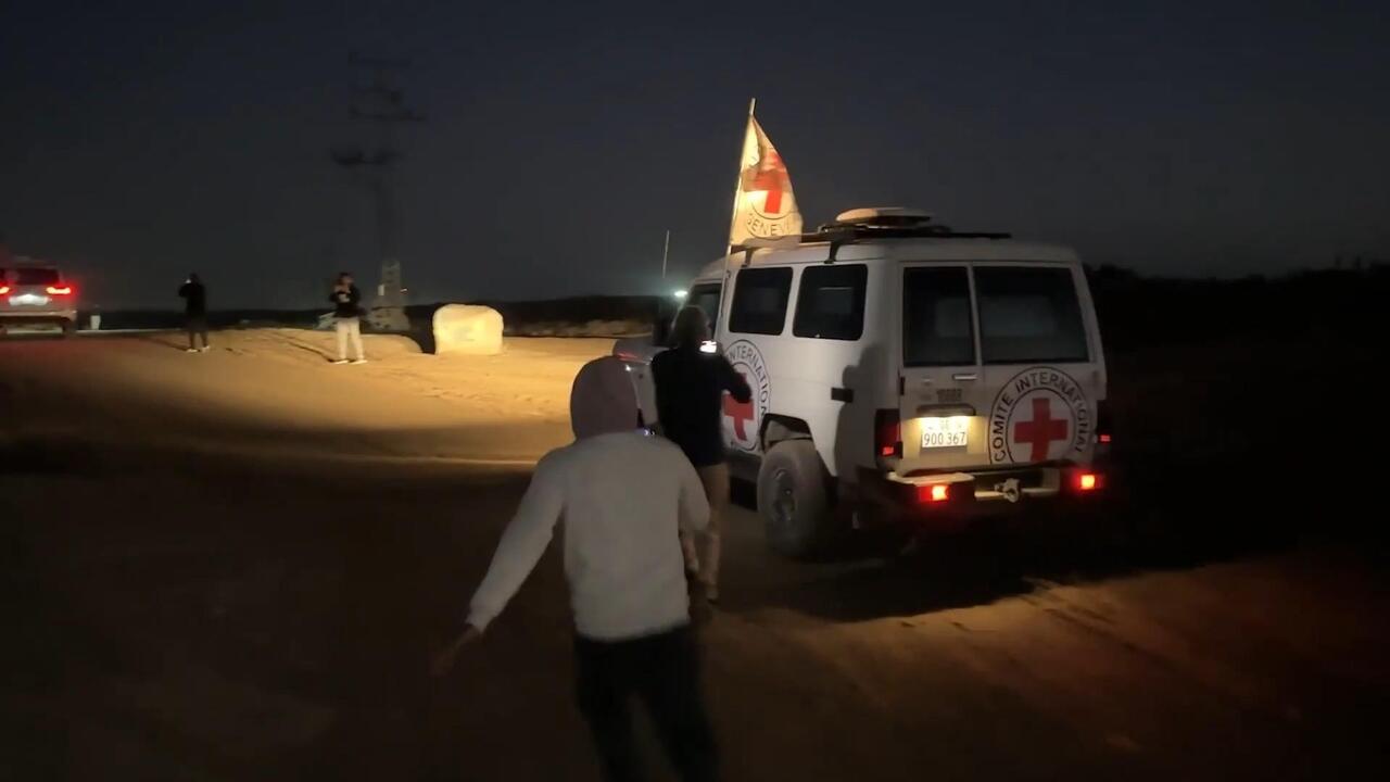 لقطات تُظهر سيارات الصليب الأحمر الدولي تغادر بعد تسلّمها جثمان رهينة إسرائيلي من حماس