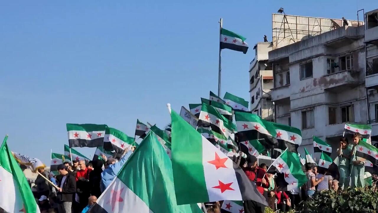 سوريون يحتفلون بذكرى انطلاق المعارك التي أدت إلى تسلم الحكومة الانتقالية مقاليد السلطة