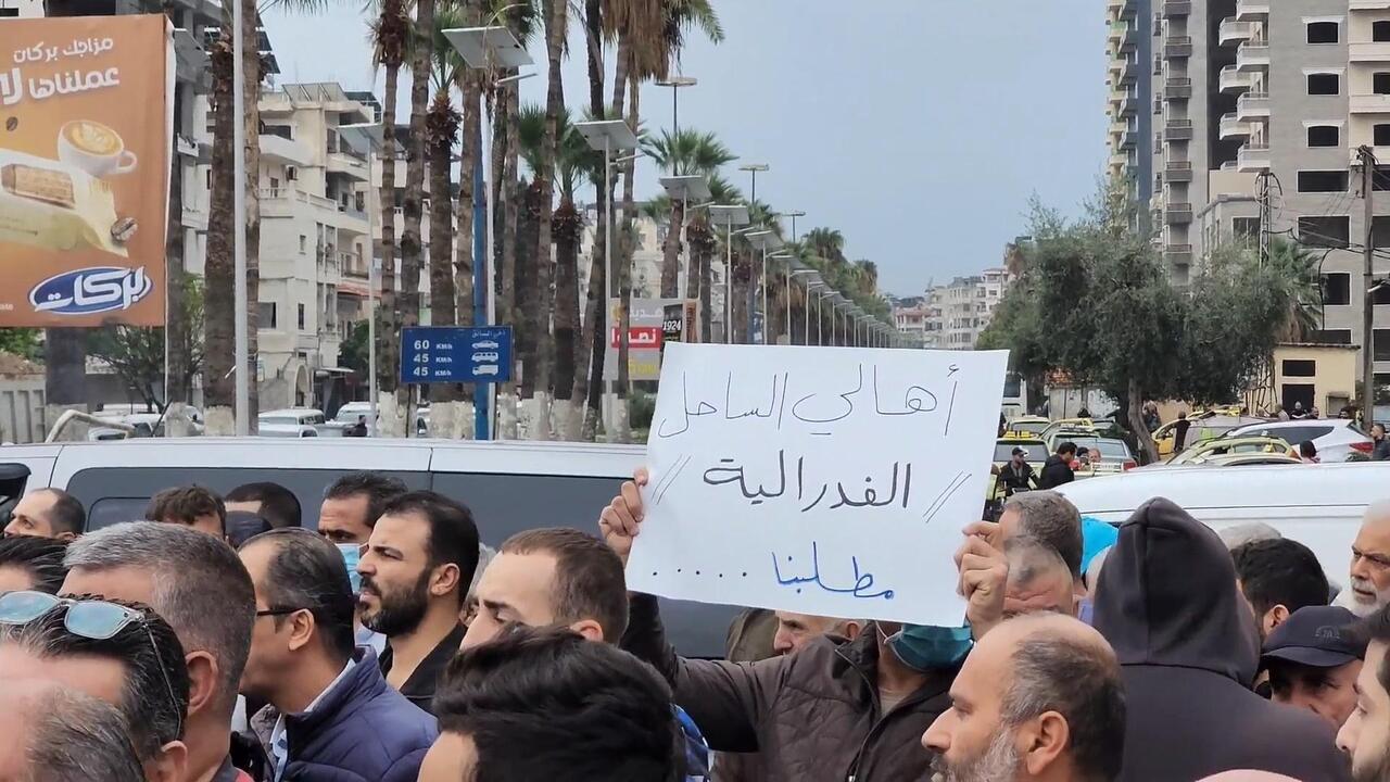 أبناء الطائفة العلوية في محافظة اللاذقية يتجمعون للتظاهر استجابة لنداء الشيخ غزال غزال