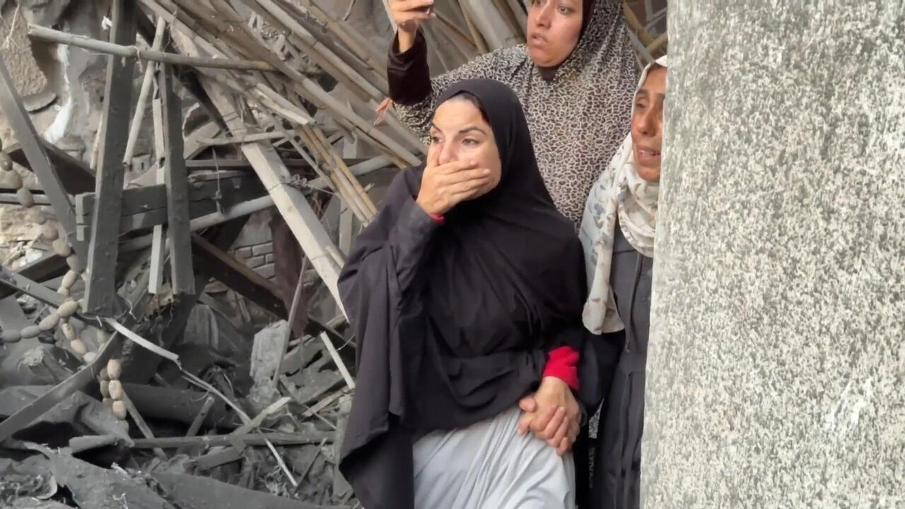 لقطات لانتشال جثامين في مخيم النصيرات وسط قطاع غزة بالتزامن مع شن إسرائيل سلسلة من الغارات