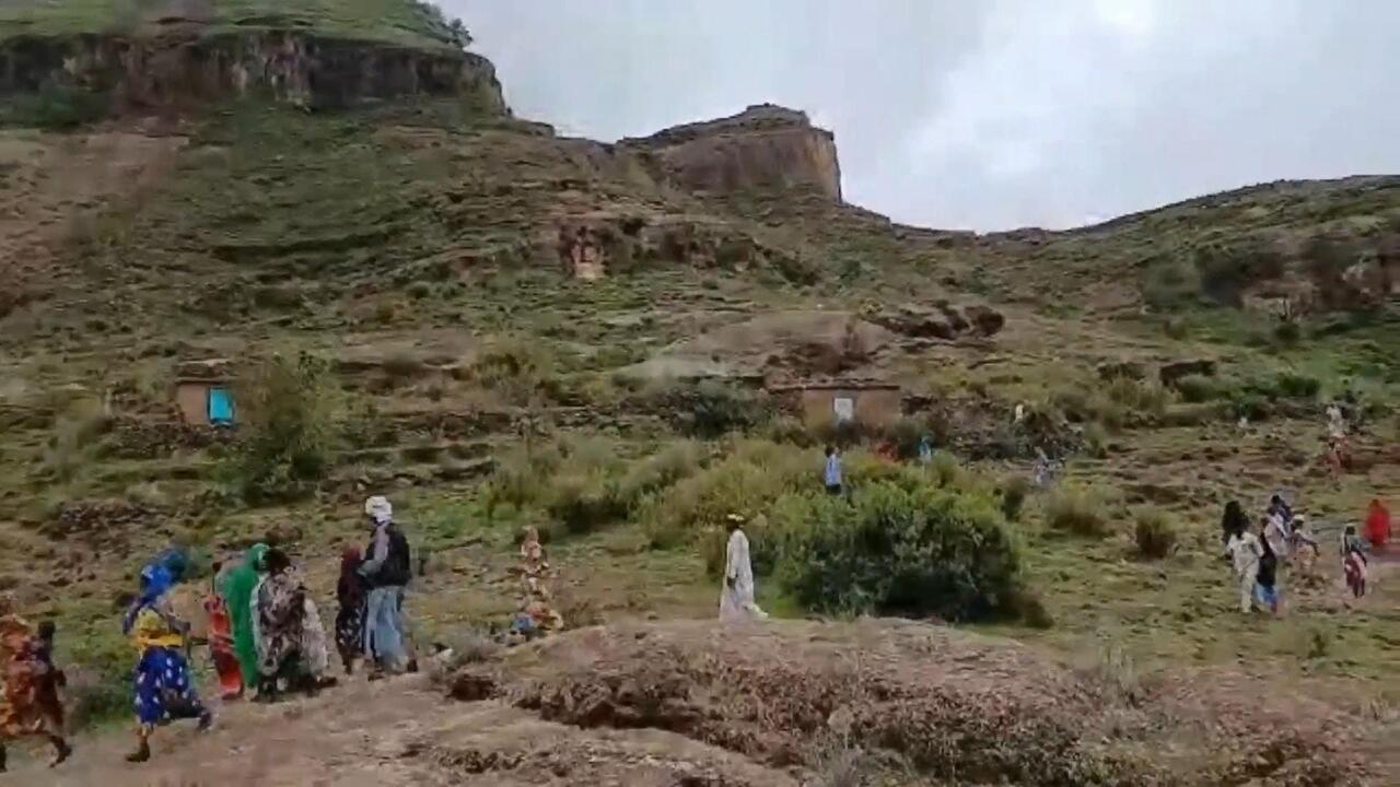 مشاهد من قرية ترسين بعد انهيار أرضي أودى بحياة أكثر من 1000 شخص غربي السودان
