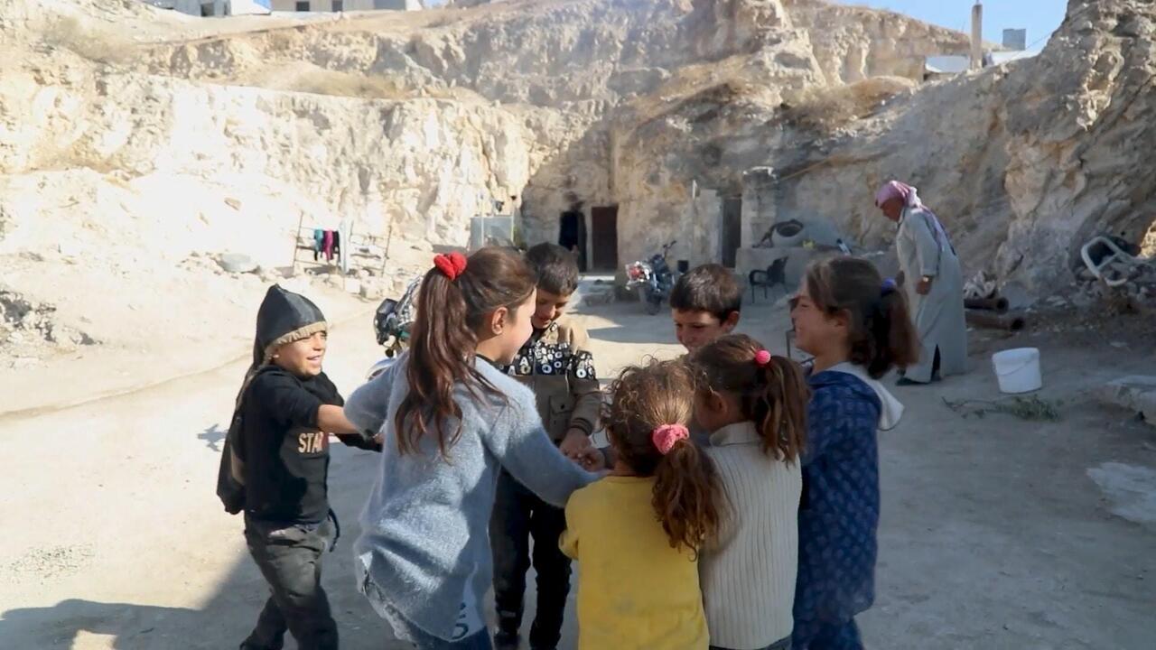  عائلات سورية نازحة تسكن الكهوف بعد العودة إلى ديارها هرباً من قسوة المخيمات
