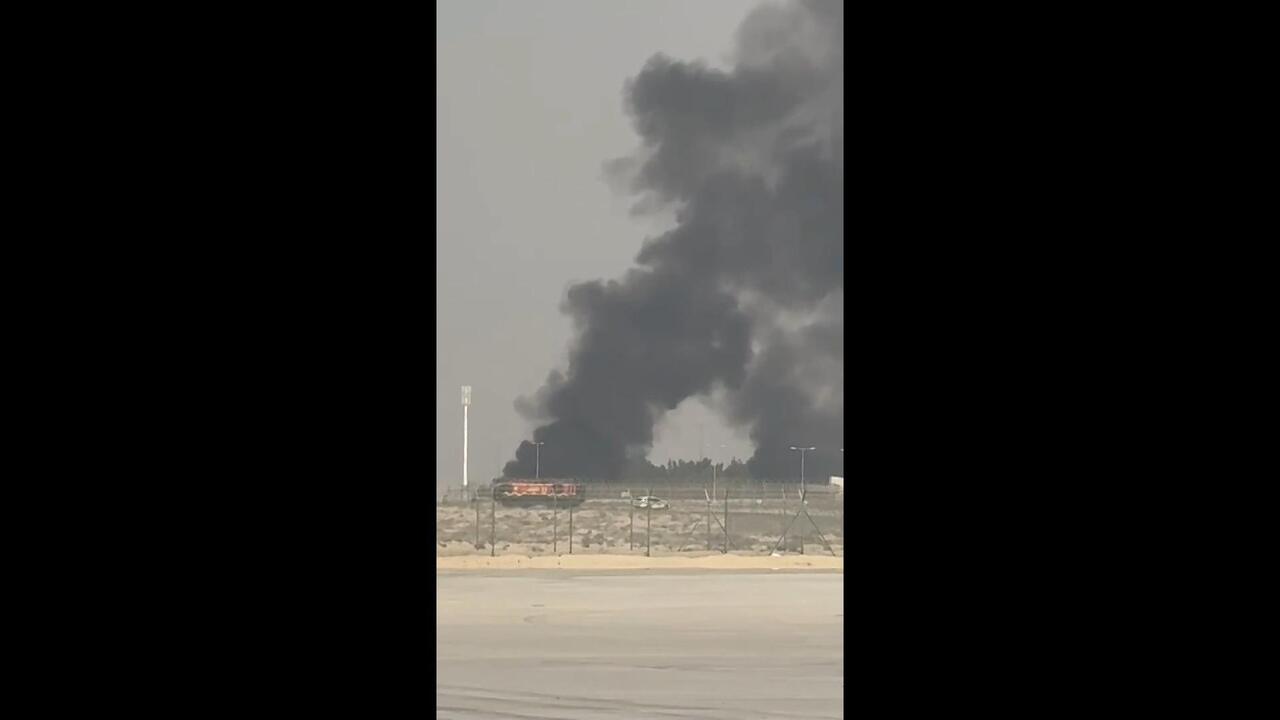 مشاهد لتصاعد أعمدة الدخان إثر تحطم مقاتلة هندية في معرض دبي للطيران أودى بحياة طيارها
