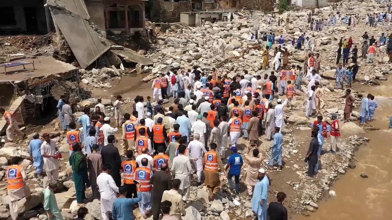 "نجونا بفضل الله"... مشاهد ترصد آثار الدمار جراء الفيضانات في منطقة بونير بباكستان