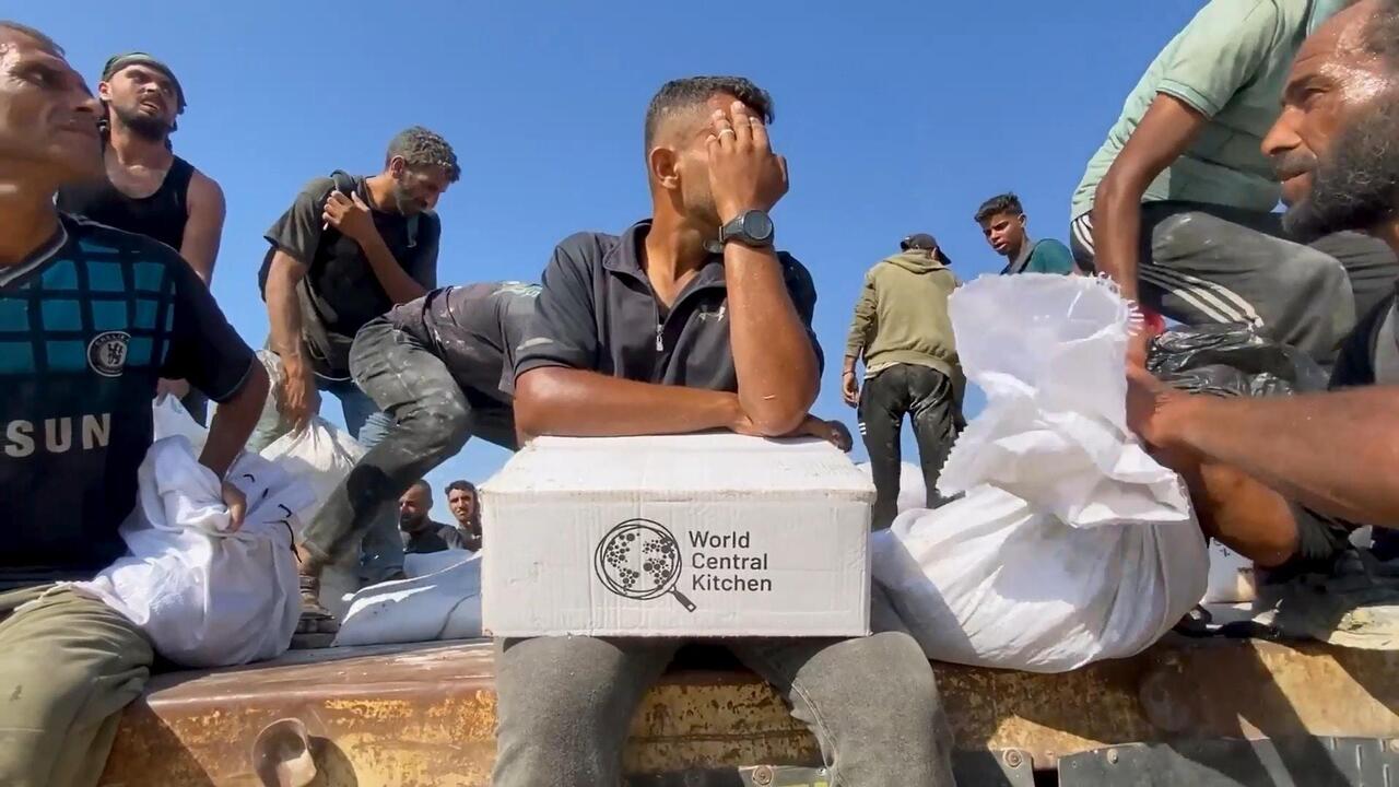  جرحى خلال استلام مساعدات بعضها من المطبخ المركزي العالمي في غزة *محتوى قاسٍ*
