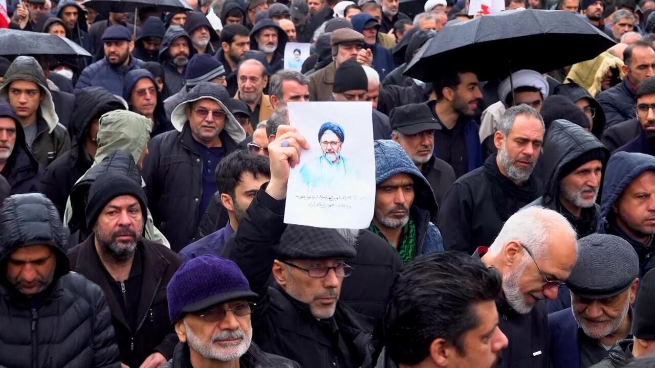 حشود تشيع في طهران وزير الاستخبارات الإيراني إسماعيل الخطيب الذي اغتالته إسرائيل