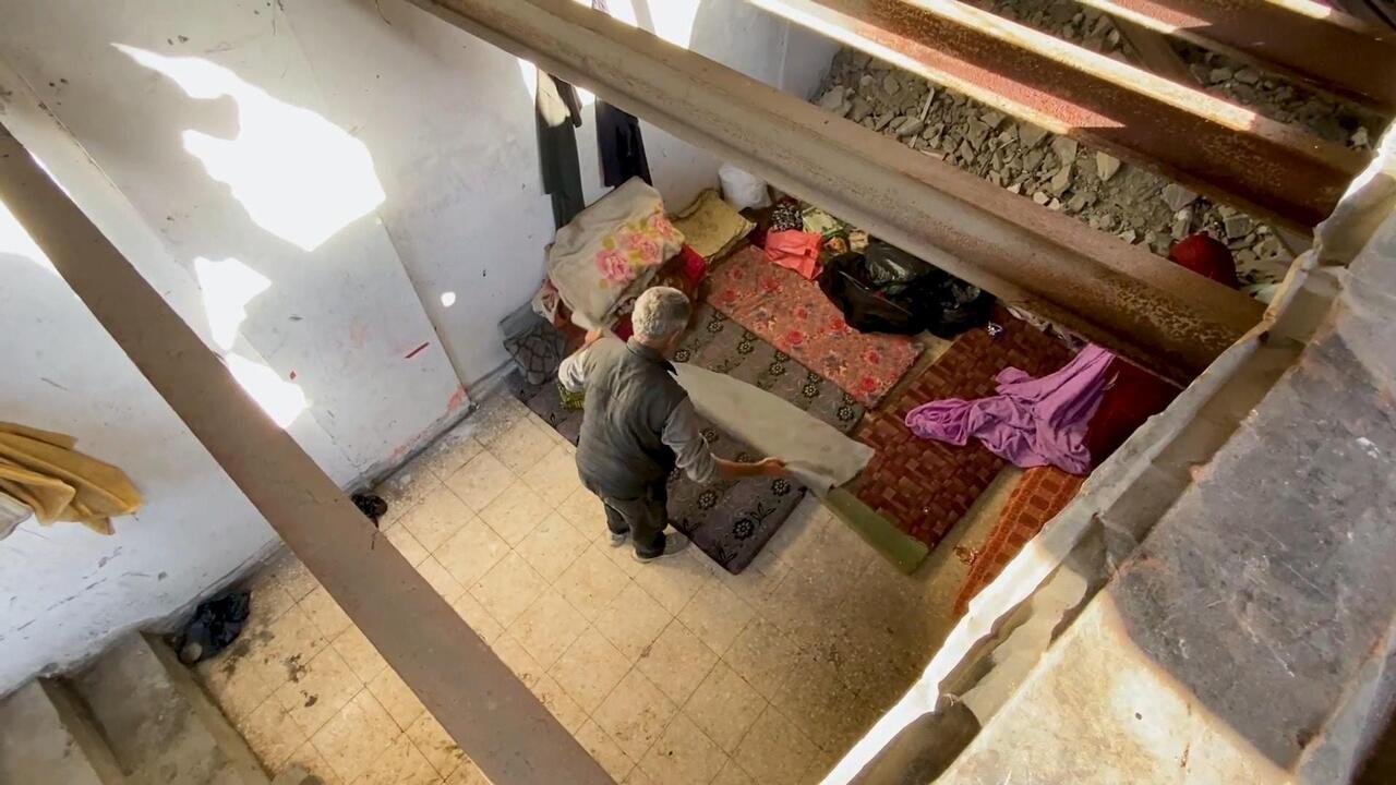 أسرة تعيش في منزل مدمر بغزة تواجه ظروفاً قاسية مع تسرّب مياه الصرف الصحي إلى مسكنها