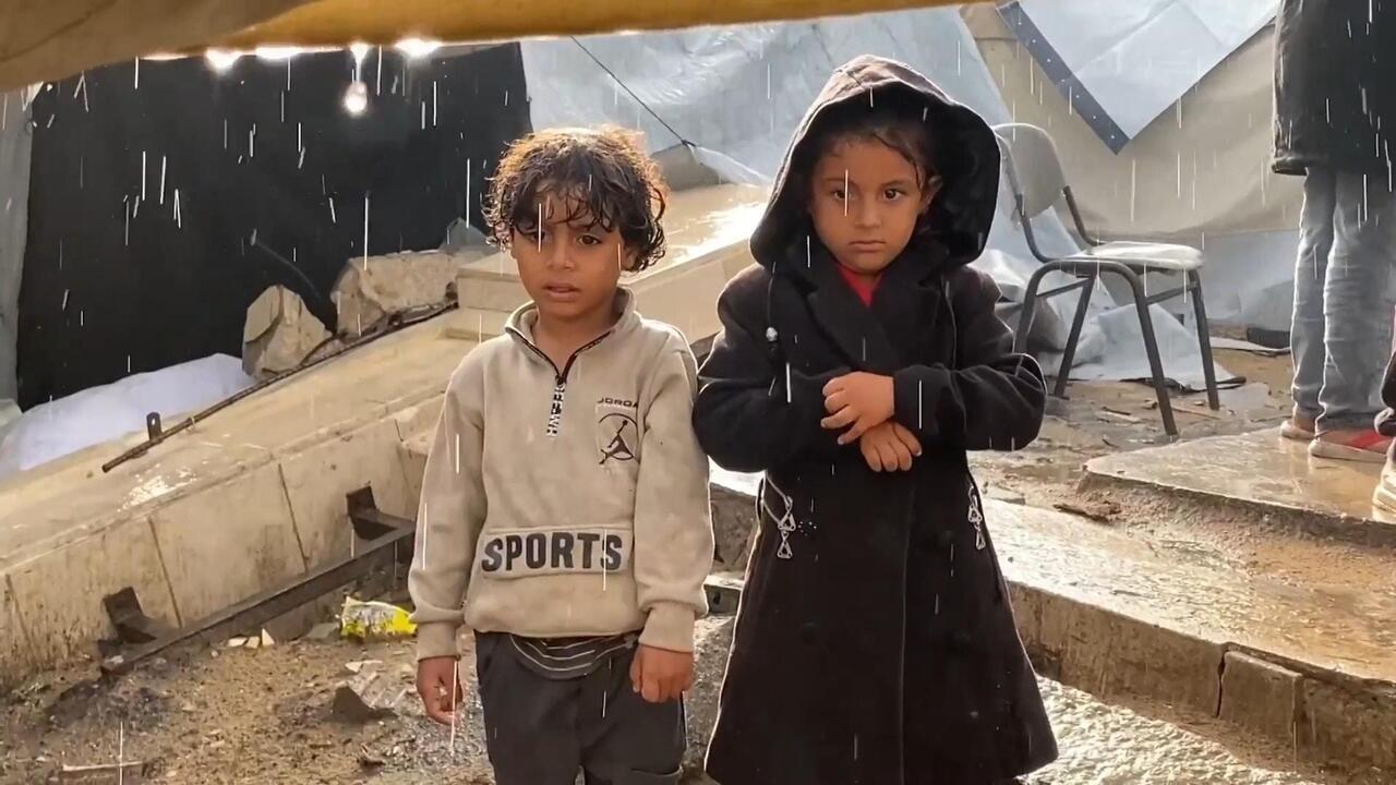 خيام النازحين بغزة تغرق مع أول عاصفة مطرية وسط تفاقم أزمة المأوى ودخول فصل الشتاء