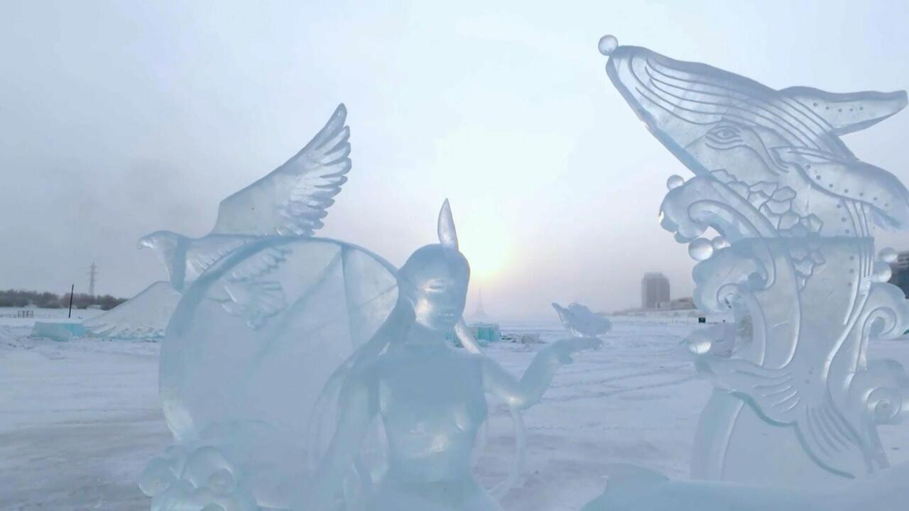 قصة شتوية ساحرة... انطلاق مسابقة منحوتات جليد في ياكوتسك وسط روسيا
