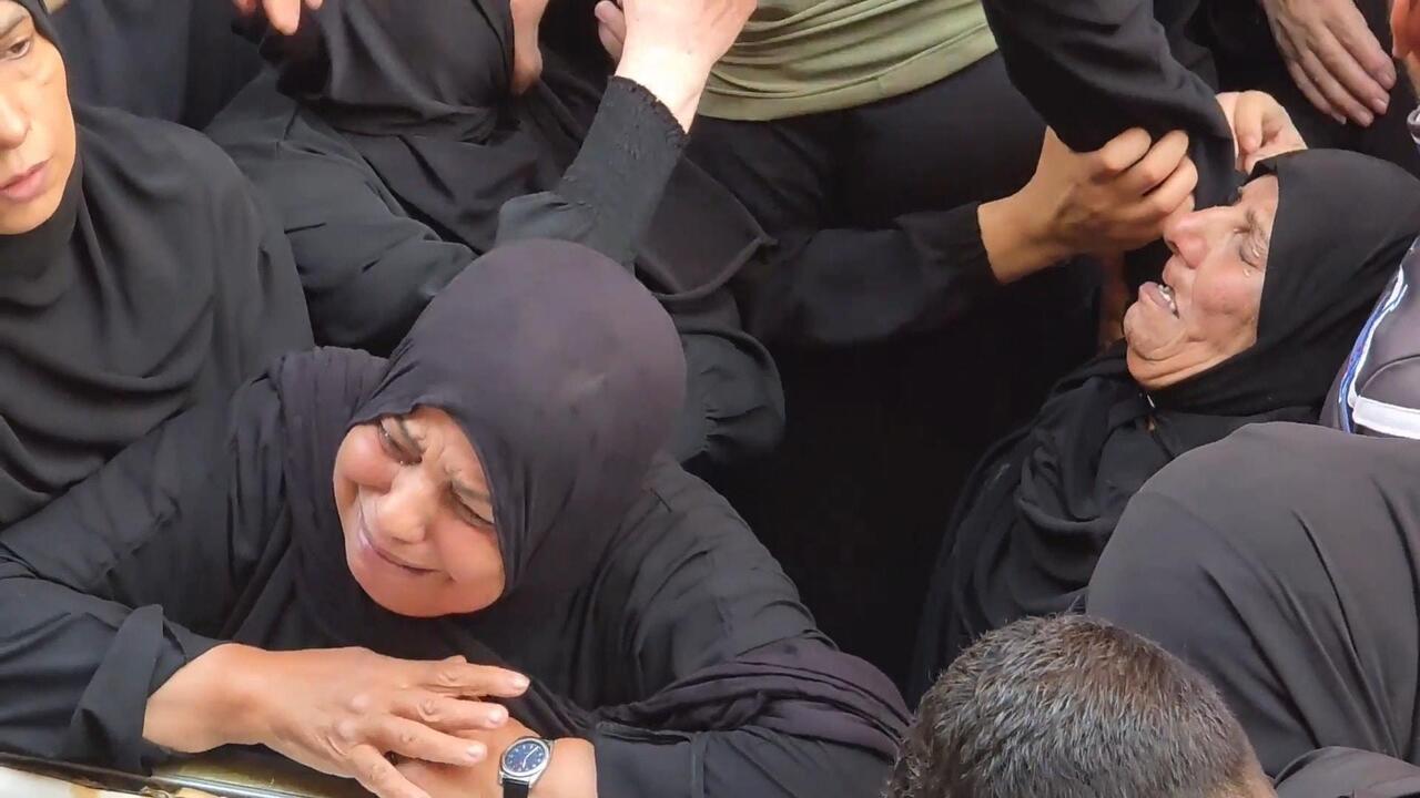 الأهالي يشيّعون ضحايا القصف الإسرائيلي على مخيم عين الحلوة جنوب لبنان