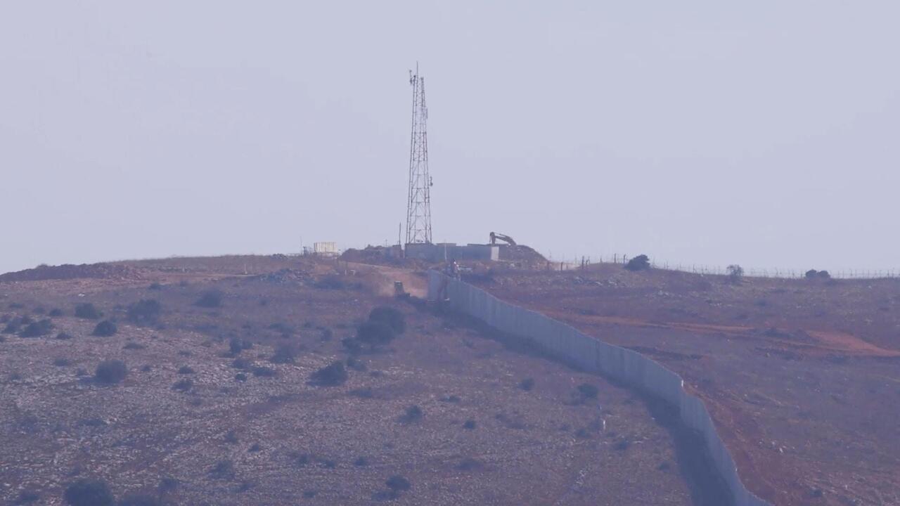 إسرائيل تشرع في تشييد جدار عازل في محيط بلدة عيترون داخل الأراضي اللبنانية
