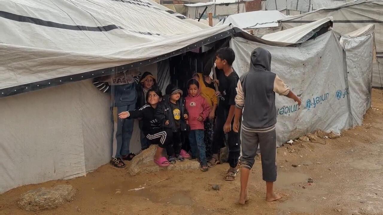 الشتاء يطرق أبواب مخيمات نازحي غزة بقسوة ويكشف مأساةً متجددة مع أول منخفض ماطر