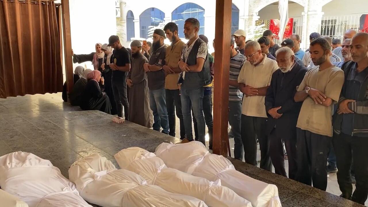 تشييع جثامين أسرة فلسطينية قُتلت في قصف إسرائيلي مزعوم استهدف مركبتهم شرق حي الزيتون