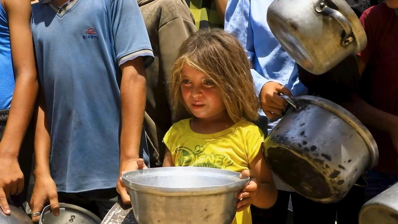 "نحاول قدر المستطاع"... تكية جزائرية في غزة تقدم طعاماً للنازحين "لكن المجاعة حقيقية"
