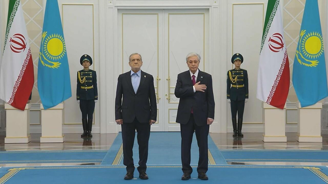 الرئيس الكازاخستاني يستقبل نظيره الإيراني لإجراء محادثات في أستانا
