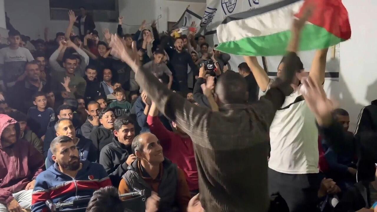 يد واحدة… أهالي قطاع غزة يحتفلون بتأهل المنتخب الفلسطيني إلى ربع نهائي كأس العرب 2025