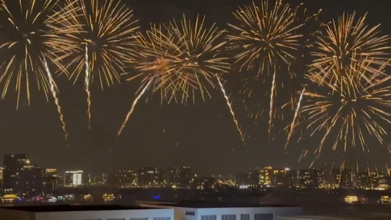 احتفالاً باليوم الوطني الـ54… الألعاب النارية تضيء الواجهة البحرية لجزيرة ياس في أبوظبي 