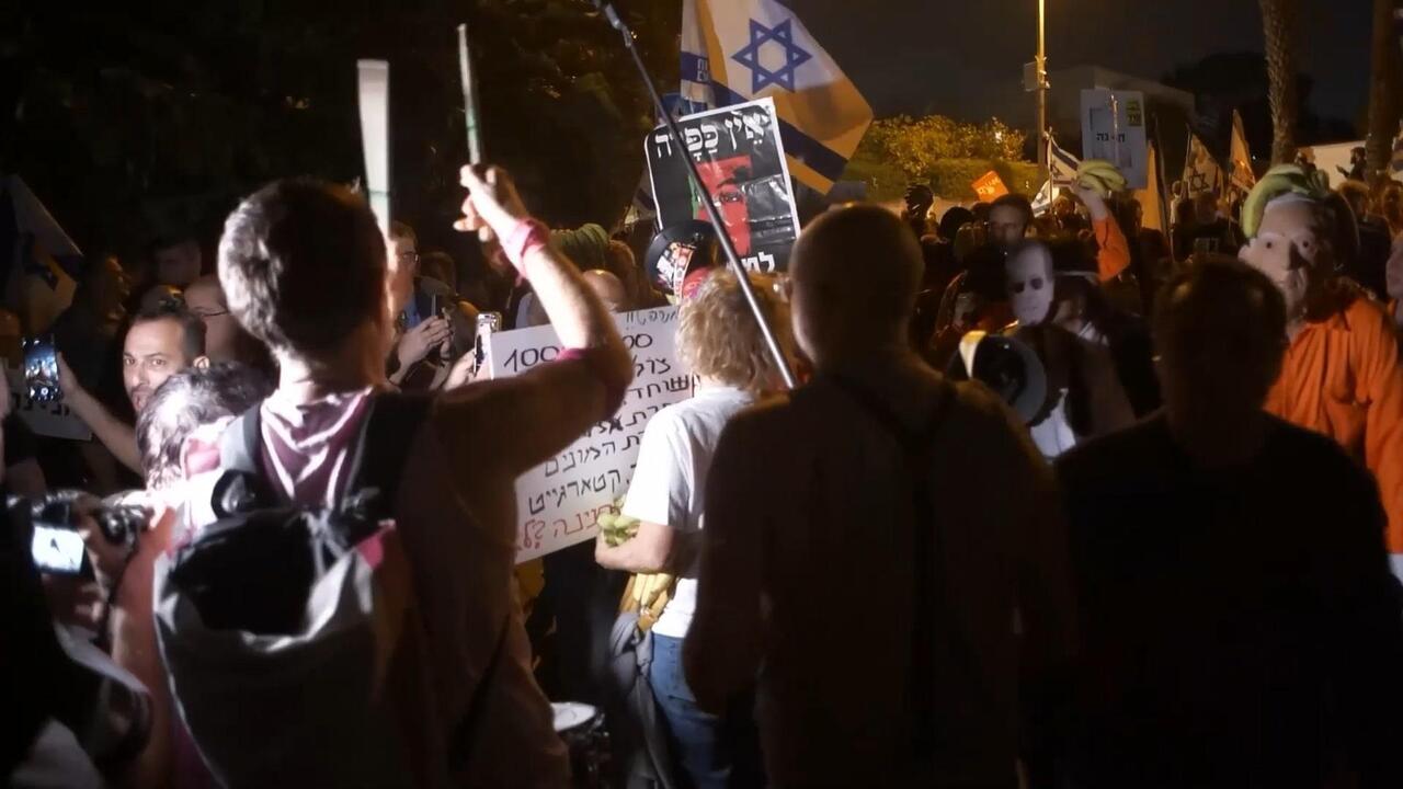 المئات يتظاهرون ضد طلب نتنياهو للعفو أمام مقر إقامة الرئيس هرتسوغ في تل أبيب