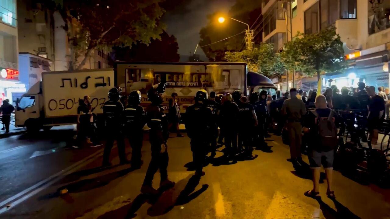 فوضى واشتباكات مع الشرطة في تل أبيب خلال مظاهرة تطالب بوقف إطلاق النار في غزة