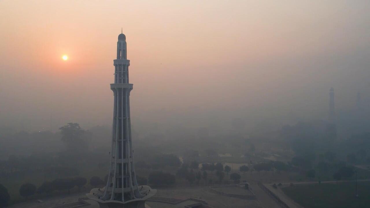 لقطات من طائرة مسيرة توثق الضباب الدخاني في لاهور المدينة الأكثر تلوثاً في العالم
