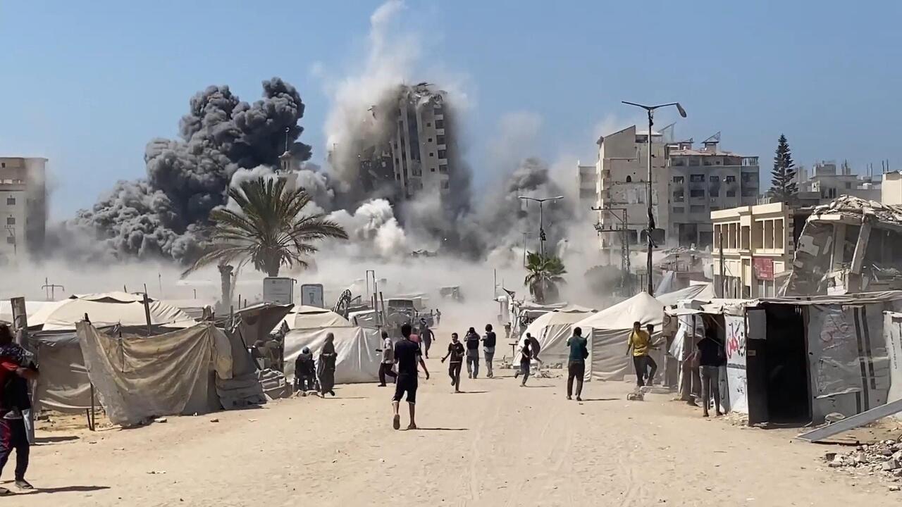"مرابطون رغم الدمار"... لقطات توثق لحظة القصف الإسرائيلي لبرج مشتهى في غزة
