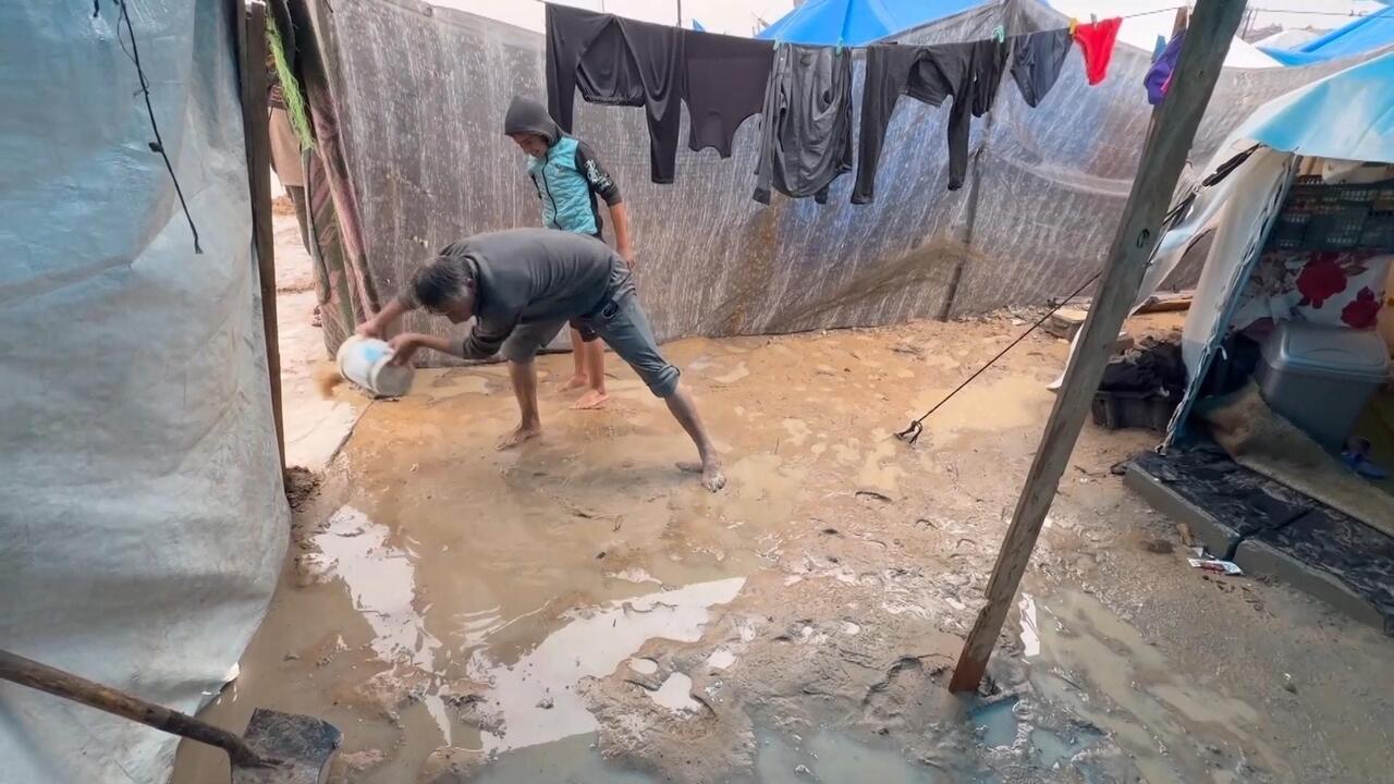 مياه الأمطار تغرق خيام النازحين في مخيم الزيتون بقطاع غزة والمعاناة تتفاقم في الشتاء