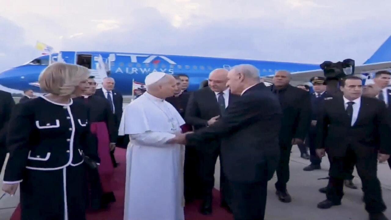 البابا يصل إلى لبنان محطته الثانية والأخيرة في جولته الخارجية وكبار المسؤولين في استقباله
