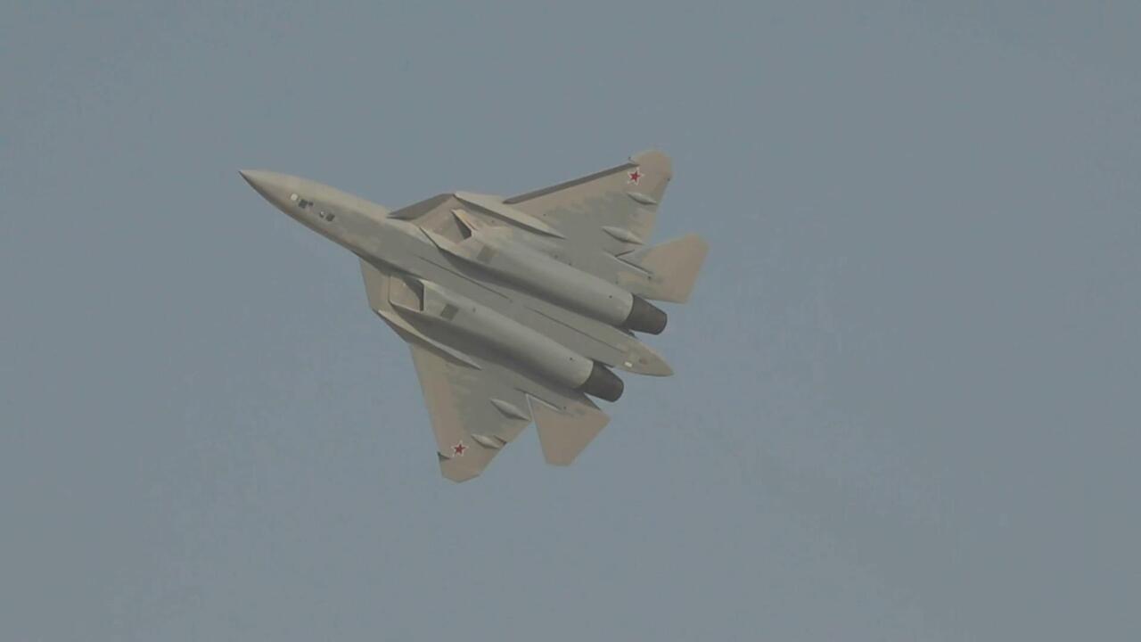 المقاتلة الروسية "سو- 57 إي" تستعرض قدراتها المتطورة في معرض دبي للطيران
