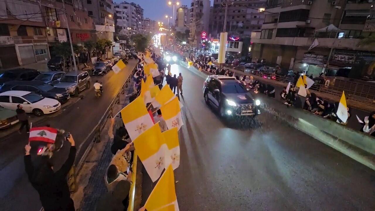 أهالي الضاحية الجنوبية لبيروت يستقبلون موكب البابا وسط آثار الحرب التي خلفتها الحرب 