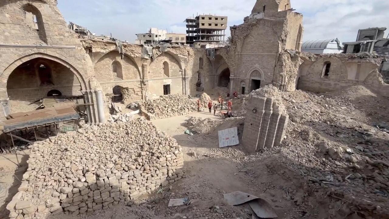 بدء أعمال ترميم المسجد العمري الكبير في غزة بعد تعرضه للتدمير خلال الحرب