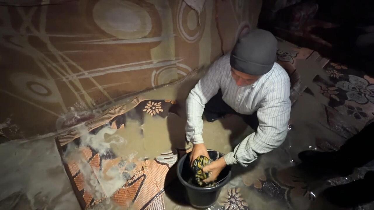 أمطار غزيرة تغرق خيام النازحين في خان يونس بقطاع غزة وتزيد معاناتهم