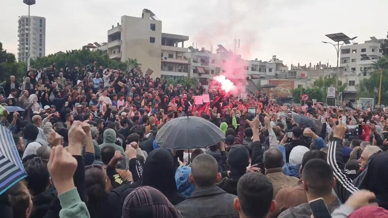 المئات من أبناء الطائفة العلوية في طرطوس يتظاهرون بالتزامن مع احتجاجات اللاذقية