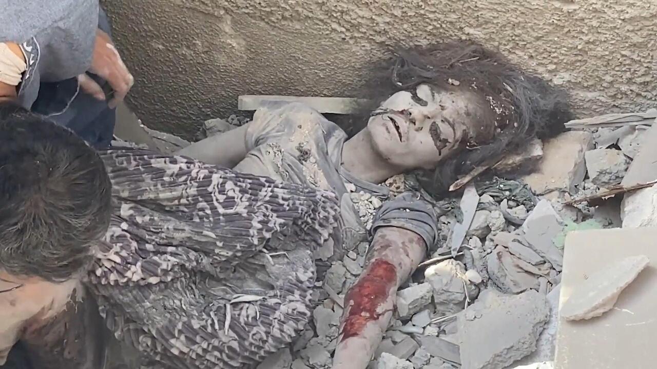 انتشال طفلة من تحت الركام ونقل مصابين إثر غارة إسرائيلية مزعومة على مبنى في حي الرمال بغزة