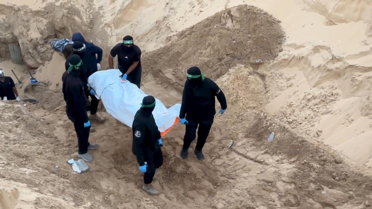 لقطات لاستخراج عناصر القسام ما يبدو أنها رفات رهينة إسرائيلي من نفق في خان يونس 
