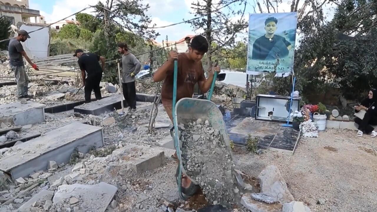 آثار الدمار في مقبرة برج قلاويه عقب غارات إسرائيلية استهدفت عدة مناطق جنوب لبنان