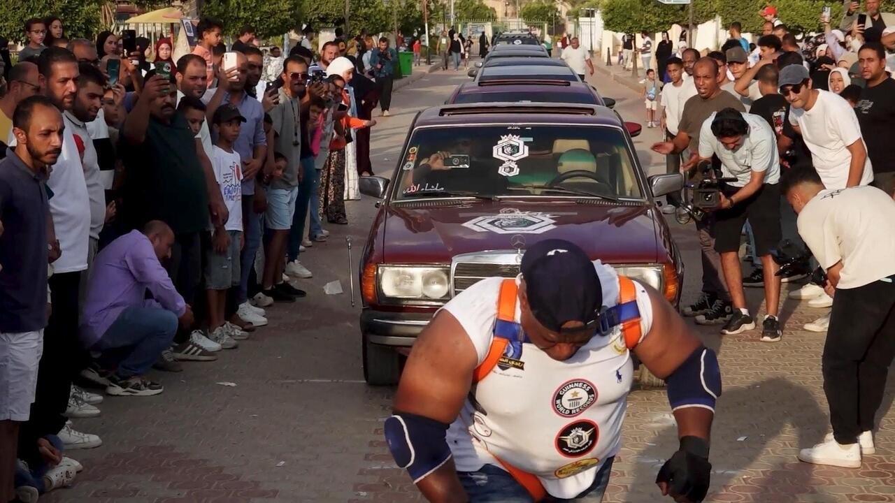 مصارع مصري يجرّ 20 سيارة في محاولة لتحطيم رقم غينيس القياسي
