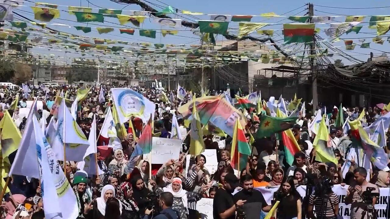 مئات المتظاهرين في القامشلي يطالبون بالحكم اللامركزي في سوريا