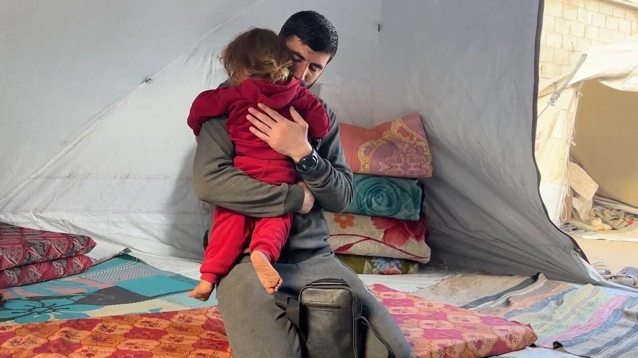 أسير فلسطيني مُفرج عنه يُصدم بخبر مقتل زوجته وأولاده عقب الإفراج عنه ضمن صفقة التبادل