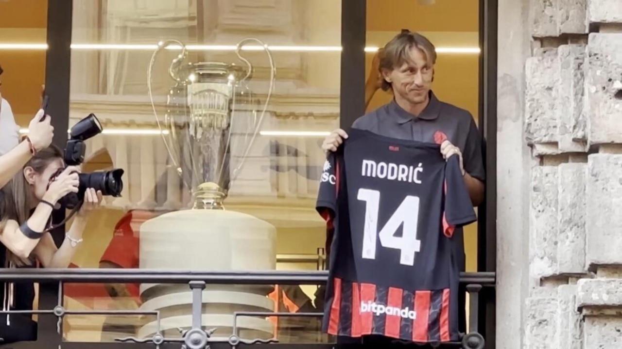 Maestro in Milan - Modric greeted by hundreds at ACM's Via Dante flagship store
