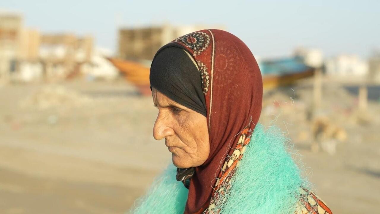  مسنة يمنية تمتهن الصيد منذ الصغر وتكرس وقتها للعناية بالقطط والكلاب الضالة