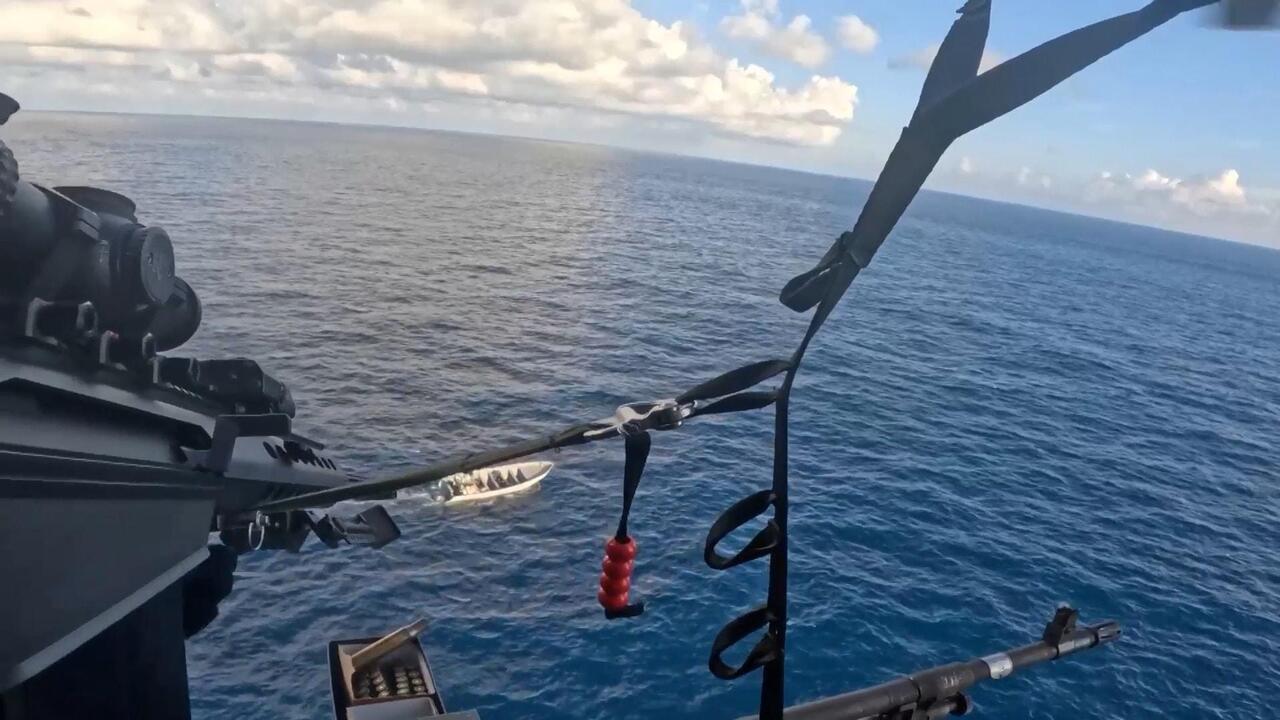 خفر السواحل الأمريكي يُوقف زورقاً سريع الحركة في المحيط الهادئ الشرقي ويصادر 9000 كيلوغرام