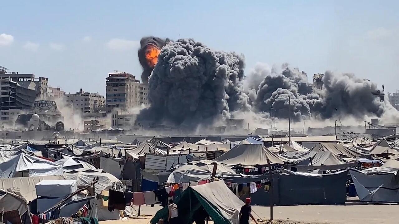 الجيش الإسرائيلي يقصف مبنى "طيبة 2" في مدينة غزة بعد إصداره أوامر بإخلائه للسكان