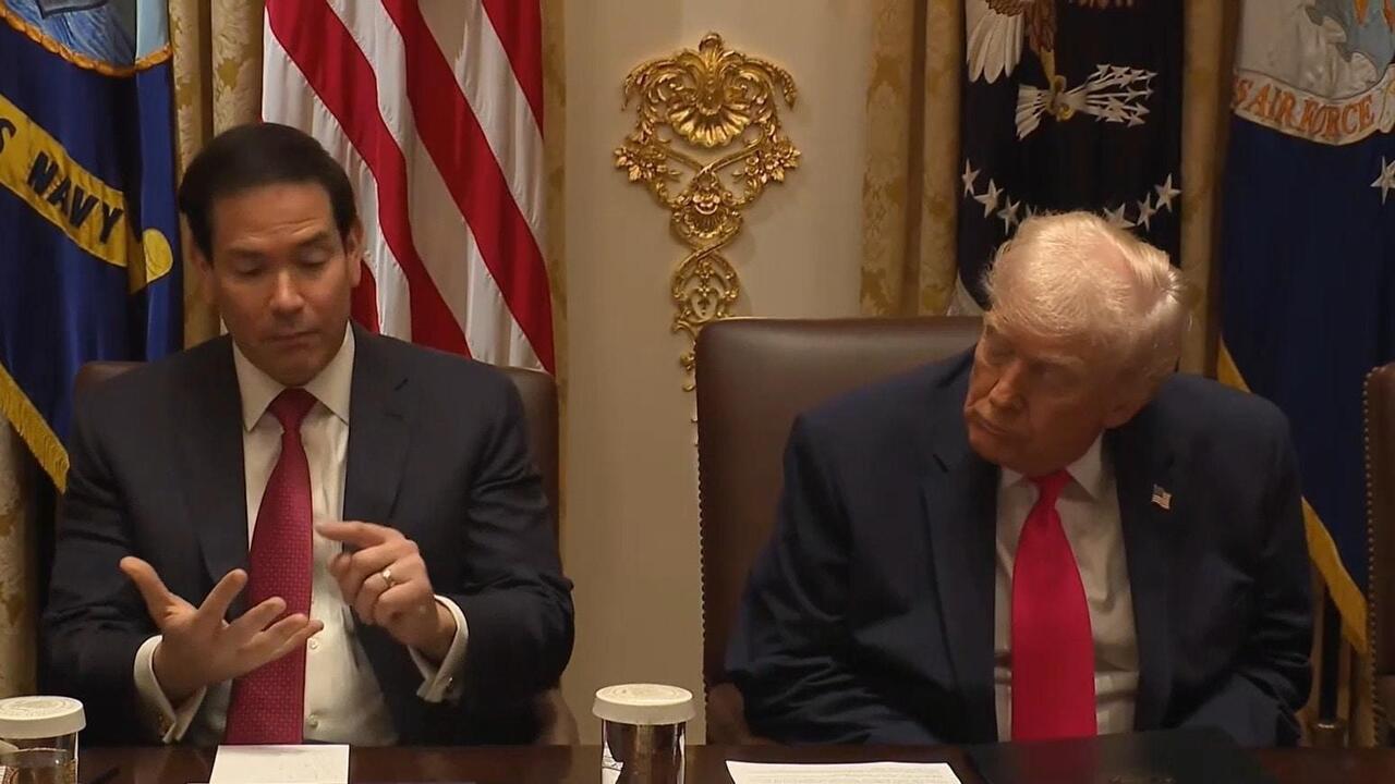 ترامب يبدو غافياً مرات عدة خلال إشادة روبيو بسياساته في مجلس الوزراء
