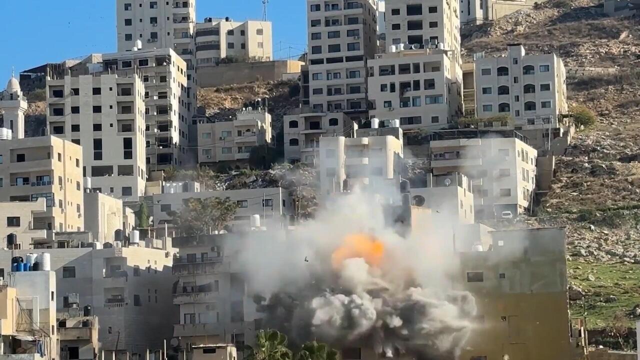 لقطات تظهر لحظة تفجير منزل عائلة الأسير صنوبر غرب نابلس بالضفة الغربية