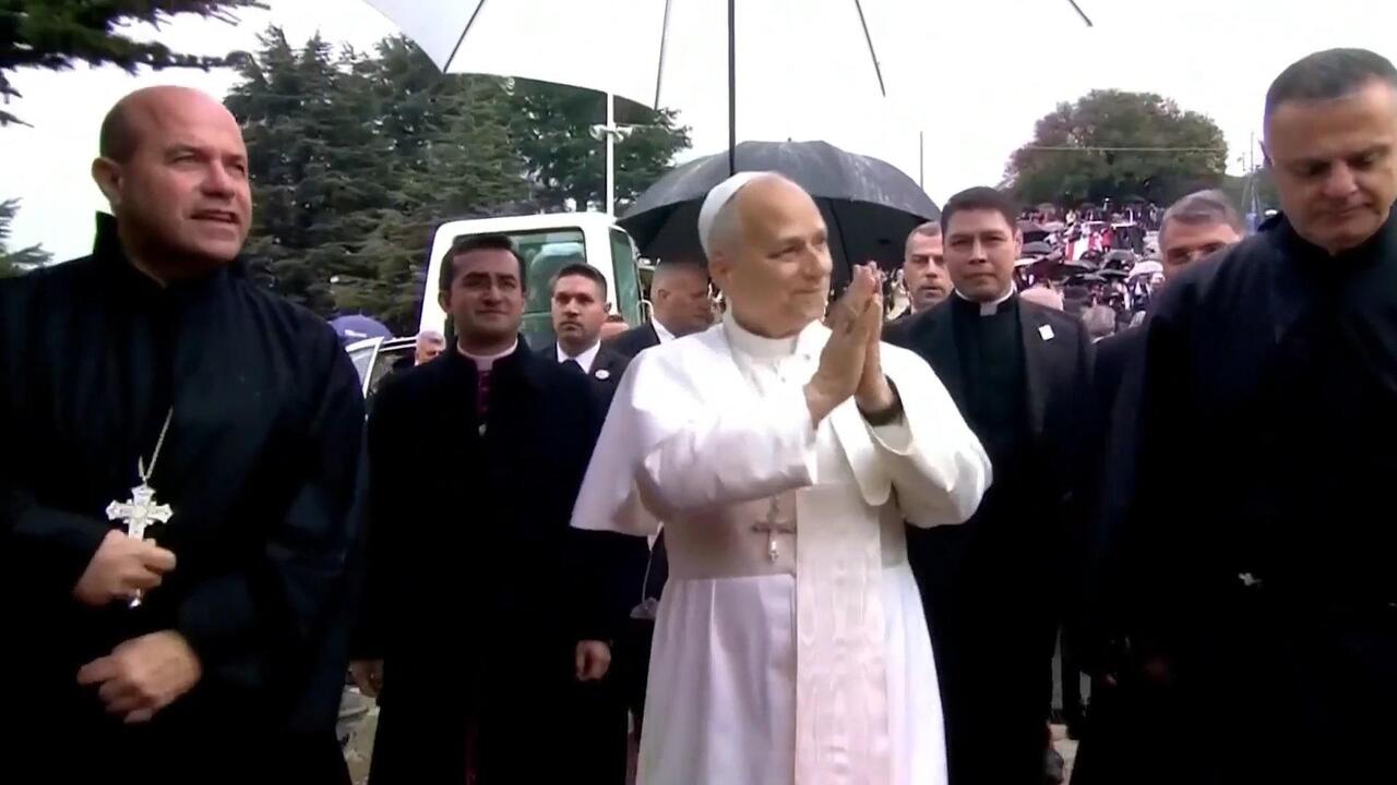 بابا الفاتيكان ليو الـ14 يصل إلى دير عنايا في لبنان ويصلي أمام ضريح القديس شربل