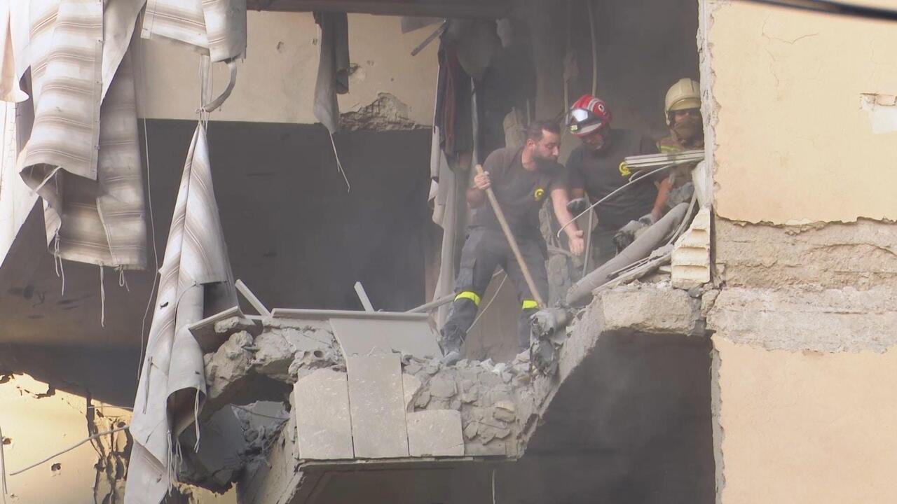 استهدفت قيادياً في حزب الله... لقطات لآثار الغارة الإسرائيلية على الضاحية الجنوبية لبيروت
